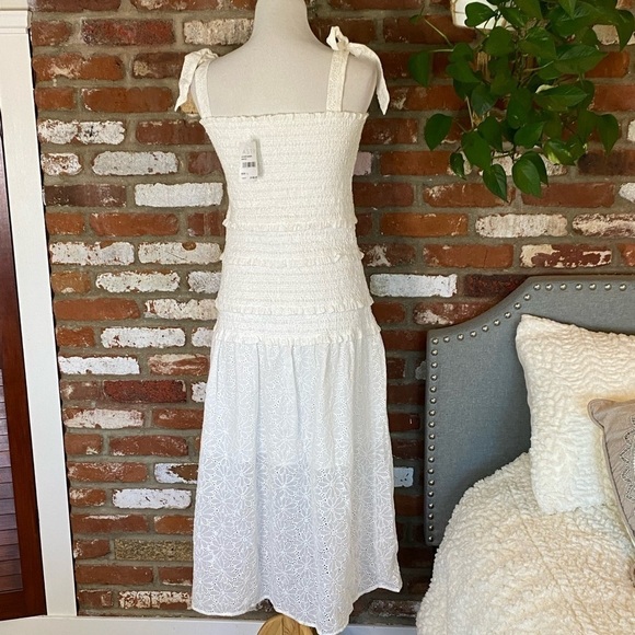 ASTR the label White Sleeveless Smocked Body Tess Midi Dress size large - Picture 4 of 11